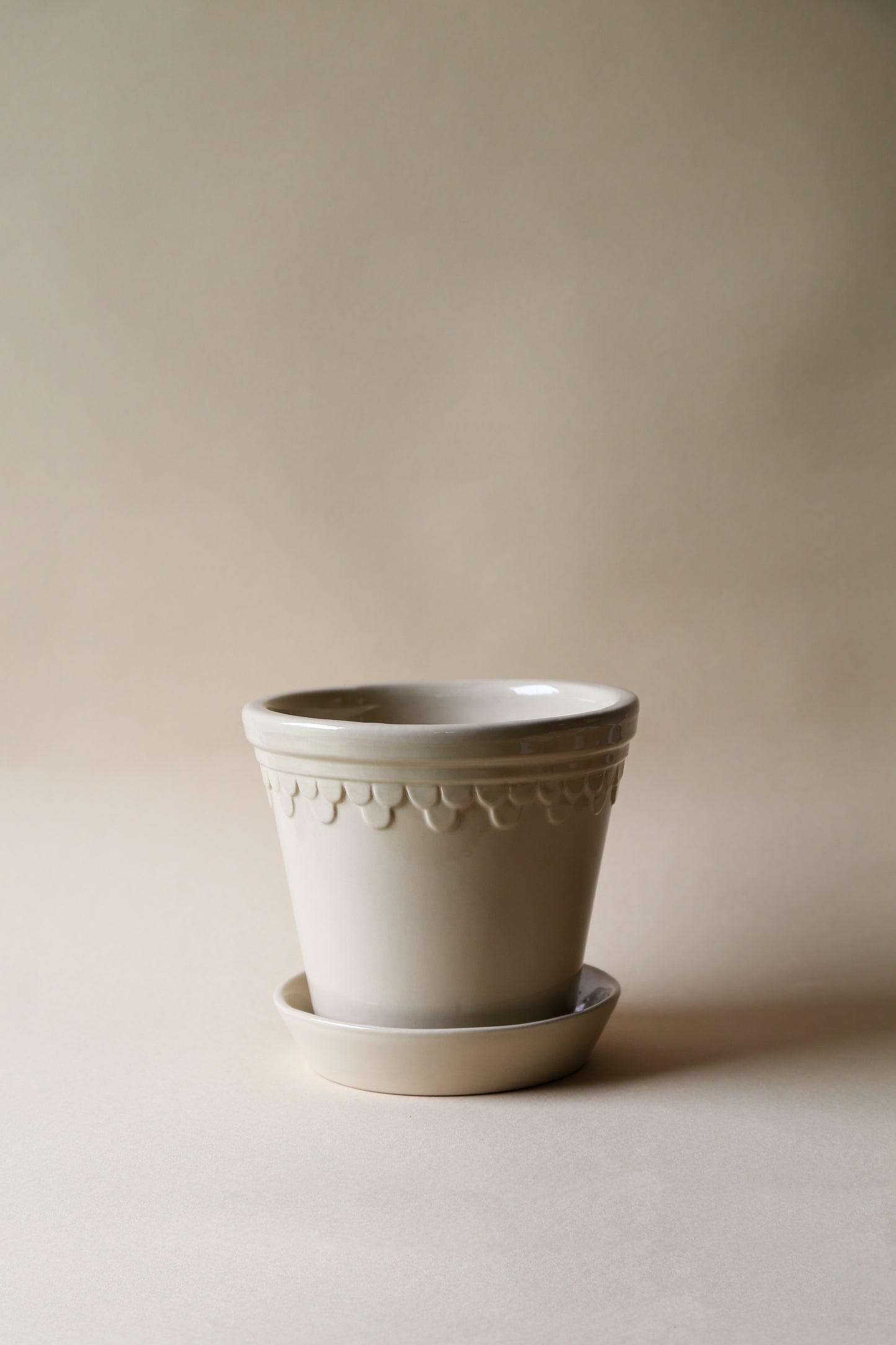 Københavner (Copenhagen) Glazed Pot & Saucer - Sand Stone